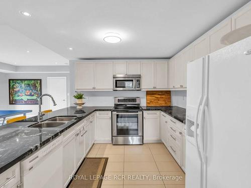 30 Longthorpe Crt, Aurora, ON - Indoor Photo Showing Kitchen With Double Sink With Upgraded Kitchen