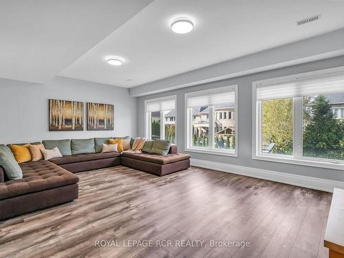 30 Longthorpe Crt, Aurora, ON - Indoor Photo Showing Living Room