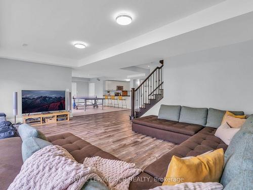 30 Longthorpe Crt, Aurora, ON - Indoor Photo Showing Living Room