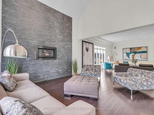 30 Longthorpe Crt, Aurora, ON - Indoor Photo Showing Living Room With Fireplace