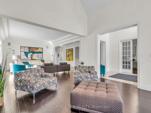 30 Longthorpe Crt, Aurora, ON - Indoor Photo Showing Living Room