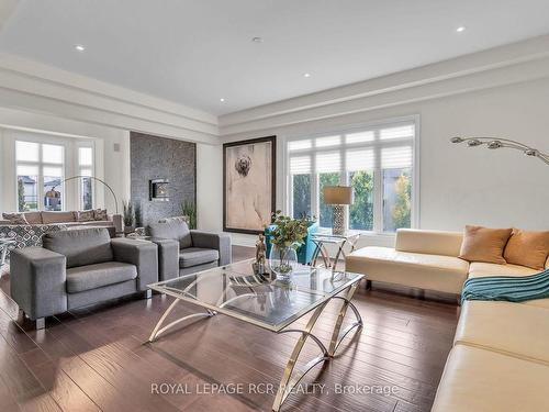 30 Longthorpe Crt, Aurora, ON - Indoor Photo Showing Living Room