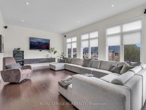 30 Longthorpe Crt, Aurora, ON - Indoor Photo Showing Living Room