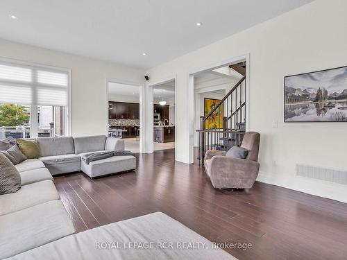 30 Longthorpe Crt, Aurora, ON - Indoor Photo Showing Living Room