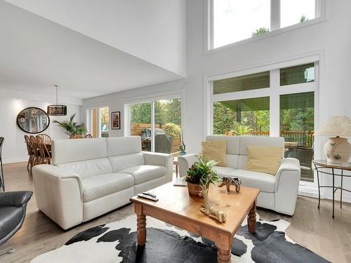 Living room - 27 Place St-Michel, Saint-Sauveur, QC - Indoor Photo Showing Living Room