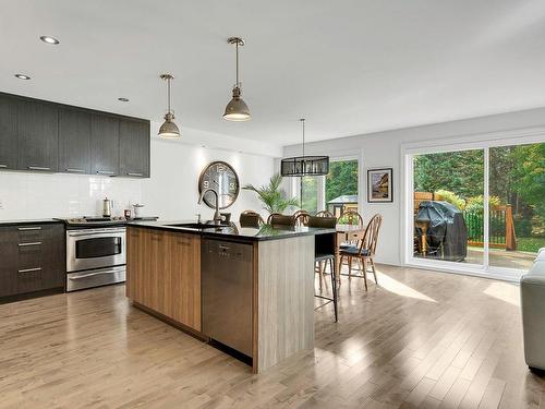 Cuisine - 27 Place St-Michel, Saint-Sauveur, QC - Indoor Photo Showing Kitchen With Upgraded Kitchen