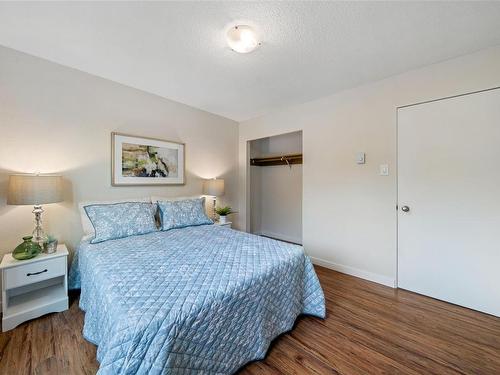 205-1571 Mortimer St, Saanich, BC - Indoor Photo Showing Bedroom