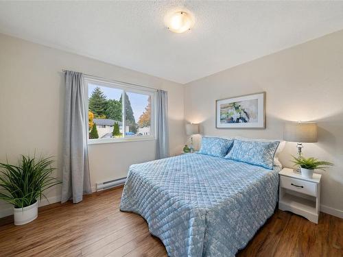 205-1571 Mortimer St, Saanich, BC - Indoor Photo Showing Bedroom