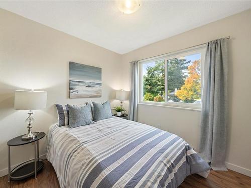 205-1571 Mortimer St, Saanich, BC - Indoor Photo Showing Bedroom