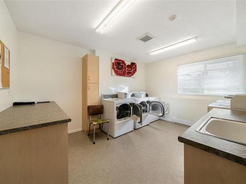 205-1571 Mortimer St, Saanich, BC - Indoor Photo Showing Laundry Room