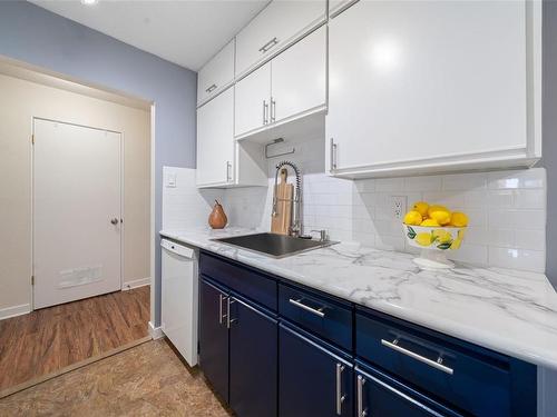 205-1571 Mortimer St, Saanich, BC - Indoor Photo Showing Kitchen