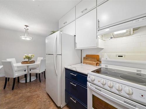 205-1571 Mortimer St, Saanich, BC - Indoor Photo Showing Kitchen