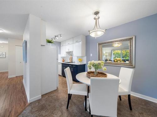 205-1571 Mortimer St, Saanich, BC - Indoor Photo Showing Dining Room