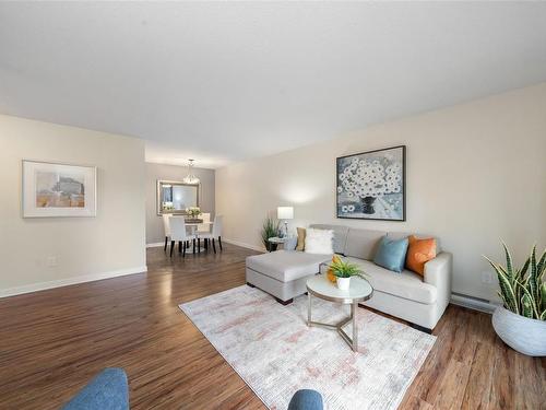 205-1571 Mortimer St, Saanich, BC - Indoor Photo Showing Living Room