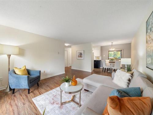 205-1571 Mortimer St, Saanich, BC - Indoor Photo Showing Living Room