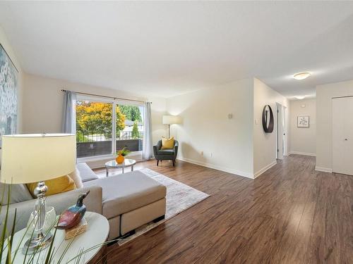 205-1571 Mortimer St, Saanich, BC - Indoor Photo Showing Living Room