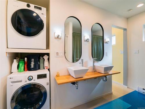 850 Hecate St, Nanaimo, BC - Indoor Photo Showing Laundry Room