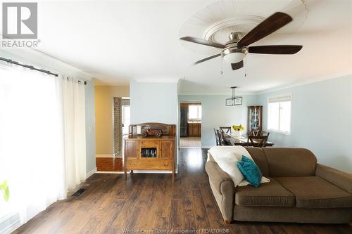 1102 Second Concession Road North, Amherstburg, ON - Indoor Photo Showing Living Room