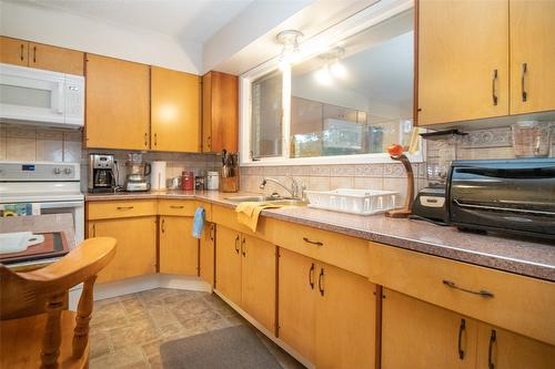 781 Wardlaw Avenue, Kelowna, BC - Indoor Photo Showing Kitchen