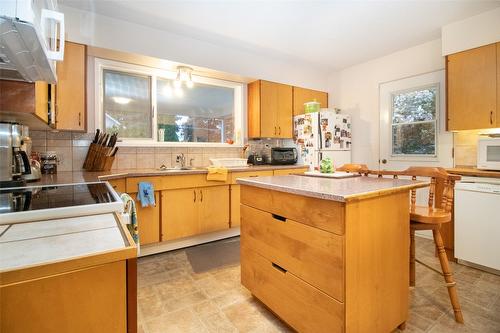 781 Wardlaw Avenue, Kelowna, BC - Indoor Photo Showing Kitchen