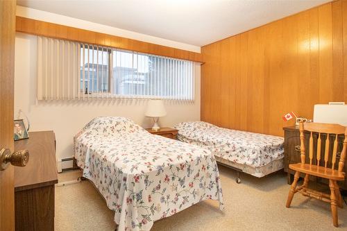 781 Wardlaw Avenue, Kelowna, BC - Indoor Photo Showing Bedroom