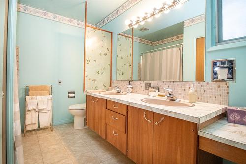 781 Wardlaw Avenue, Kelowna, BC - Indoor Photo Showing Bathroom