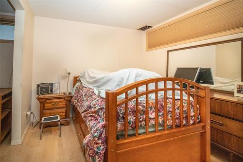 781 Wardlaw Avenue, Kelowna, BC - Indoor Photo Showing Bedroom