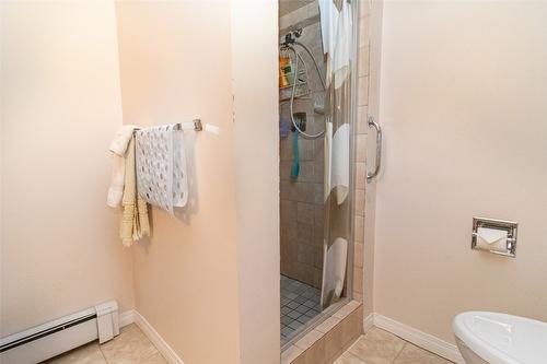 781 Wardlaw Avenue, Kelowna, BC - Indoor Photo Showing Bathroom