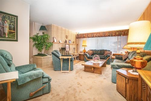 781 Wardlaw Avenue, Kelowna, BC - Indoor Photo Showing Living Room