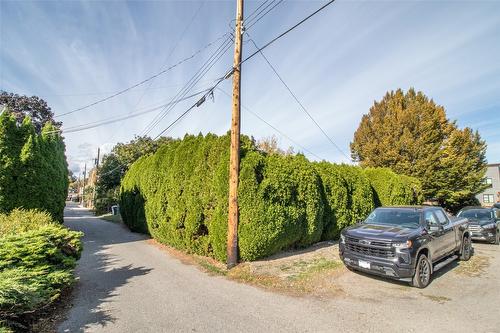 781 Wardlaw Avenue, Kelowna, BC - Outdoor