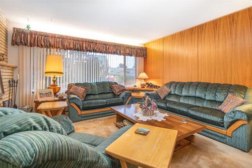 781 Wardlaw Avenue, Kelowna, BC - Indoor Photo Showing Living Room