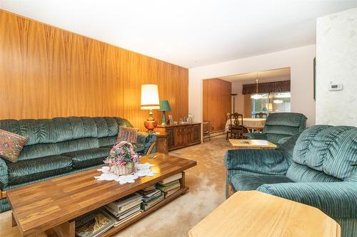 781 Wardlaw Avenue, Kelowna, BC - Indoor Photo Showing Living Room