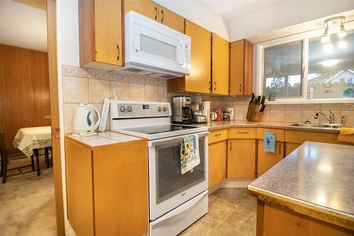 781 Wardlaw Avenue, Kelowna, BC - Indoor Photo Showing Kitchen With Double Sink