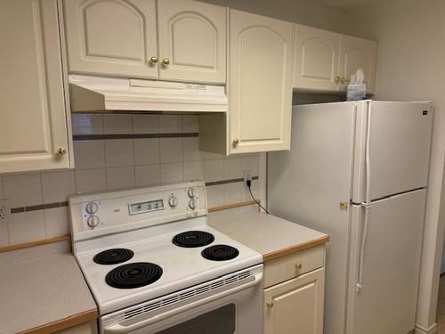 102-2401 South Main Street, Penticton, BC - Indoor Photo Showing Kitchen