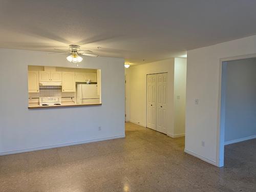 102-2401 South Main Street, Penticton, BC - Indoor Photo Showing Kitchen