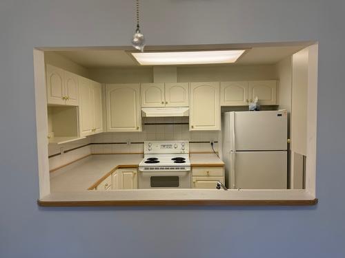 102-2401 South Main Street, Penticton, BC - Indoor Photo Showing Kitchen