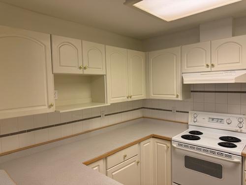 102-2401 South Main Street, Penticton, BC - Indoor Photo Showing Kitchen