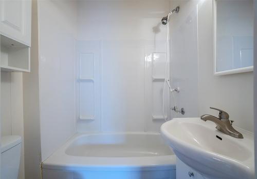 6546 Hollow Street, Oliver, BC - Indoor Photo Showing Bathroom