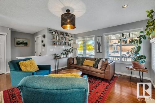 7637 Schmid Cr Nw, Edmonton, AB - Indoor Photo Showing Living Room