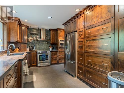 304 Beresford Road, Castlegar, BC - Indoor Photo Showing Kitchen With Stainless Steel Kitchen With Upgraded Kitchen