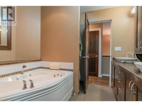 304 Beresford Road, Castlegar, BC - Indoor Photo Showing Bathroom