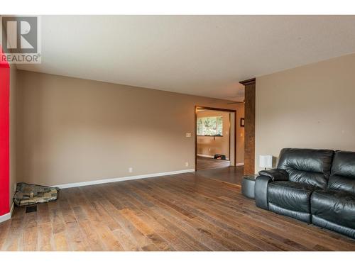 304 Beresford Road, Castlegar, BC - Indoor Photo Showing Living Room