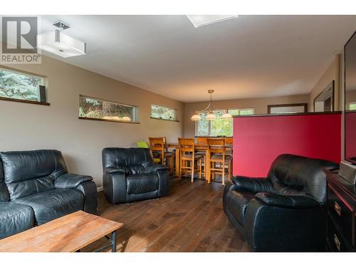 304 Beresford Road, Castlegar, BC - Indoor Photo Showing Living Room