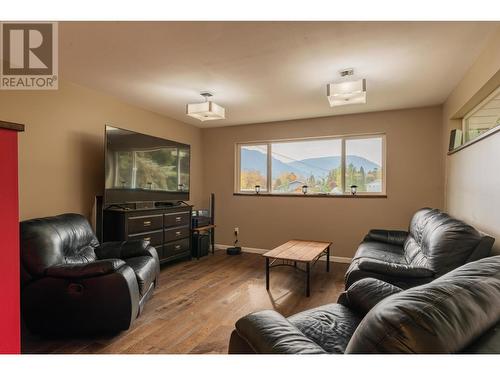 304 Beresford Road, Castlegar, BC - Indoor Photo Showing Living Room