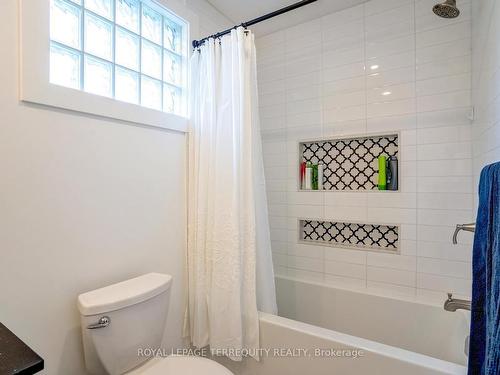 390 Little Ave, Barrie, ON - Indoor Photo Showing Bathroom