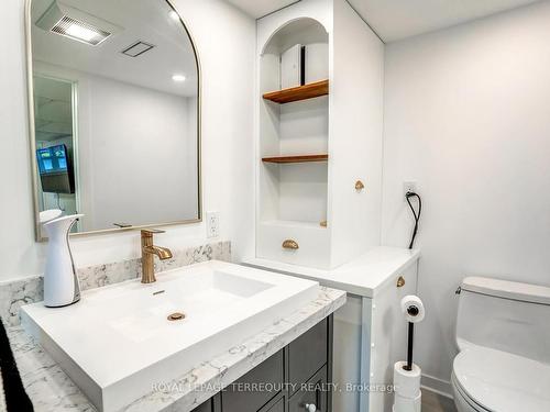 390 Little Ave, Barrie, ON - Indoor Photo Showing Bathroom