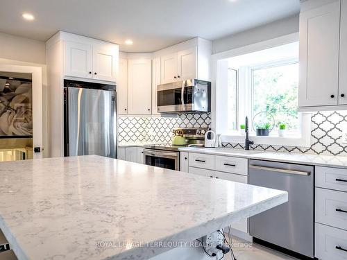 390 Little Ave, Barrie, ON - Indoor Photo Showing Kitchen With Upgraded Kitchen