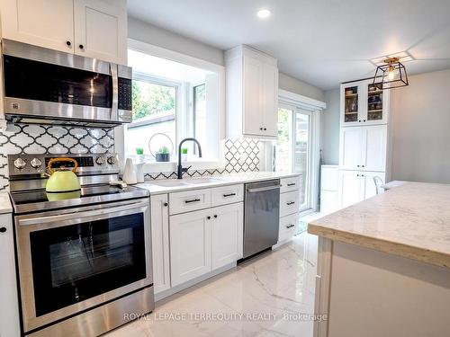 390 Little Ave, Barrie, ON - Indoor Photo Showing Kitchen With Upgraded Kitchen