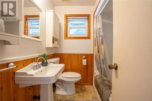 218 Sandys Street, Chatham, ON - Indoor Photo Showing Bathroom