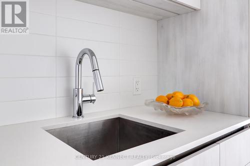 3006 - 1000 Portage Parkway, Vaughan, ON - Indoor Photo Showing Kitchen